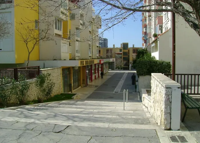 Small Pearl Apartment Split